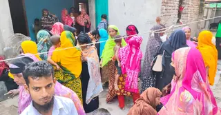 পাবনায় প্রবাসীর স্ত্রীর ঝুলন্ত মরদেহ উদ্ধার করেছে পুলিশ
